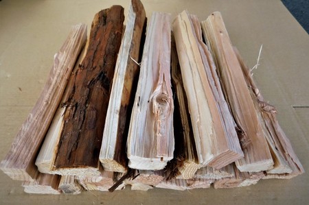 大分の薪 杉(スギ)直径 3-10cm長さ 約30cm 3kg スギの薪 乾燥薪