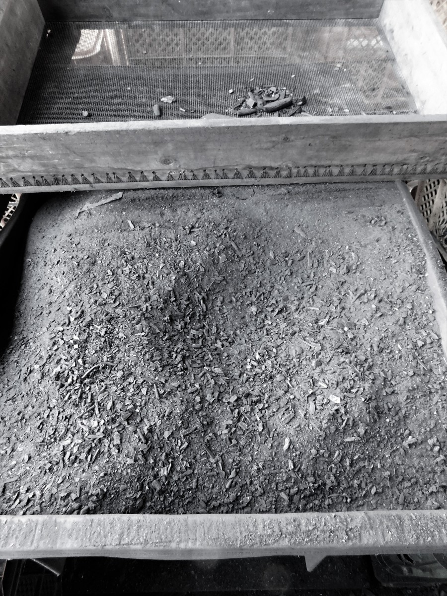 切炭・荒炭を仕分けして小炭・皮炭を中目のフルイで篩い粉を取り除きます