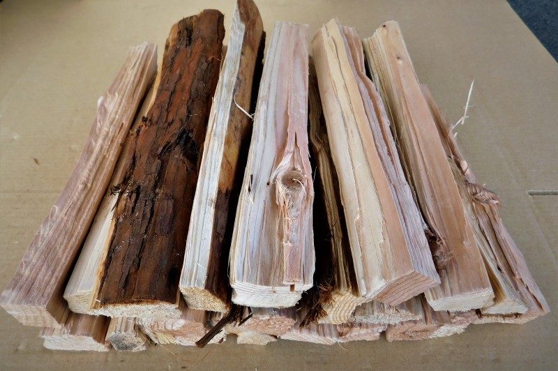 大分の杉(スギ)を1年以上自然乾燥させた、硬く絞まった良質な薪です